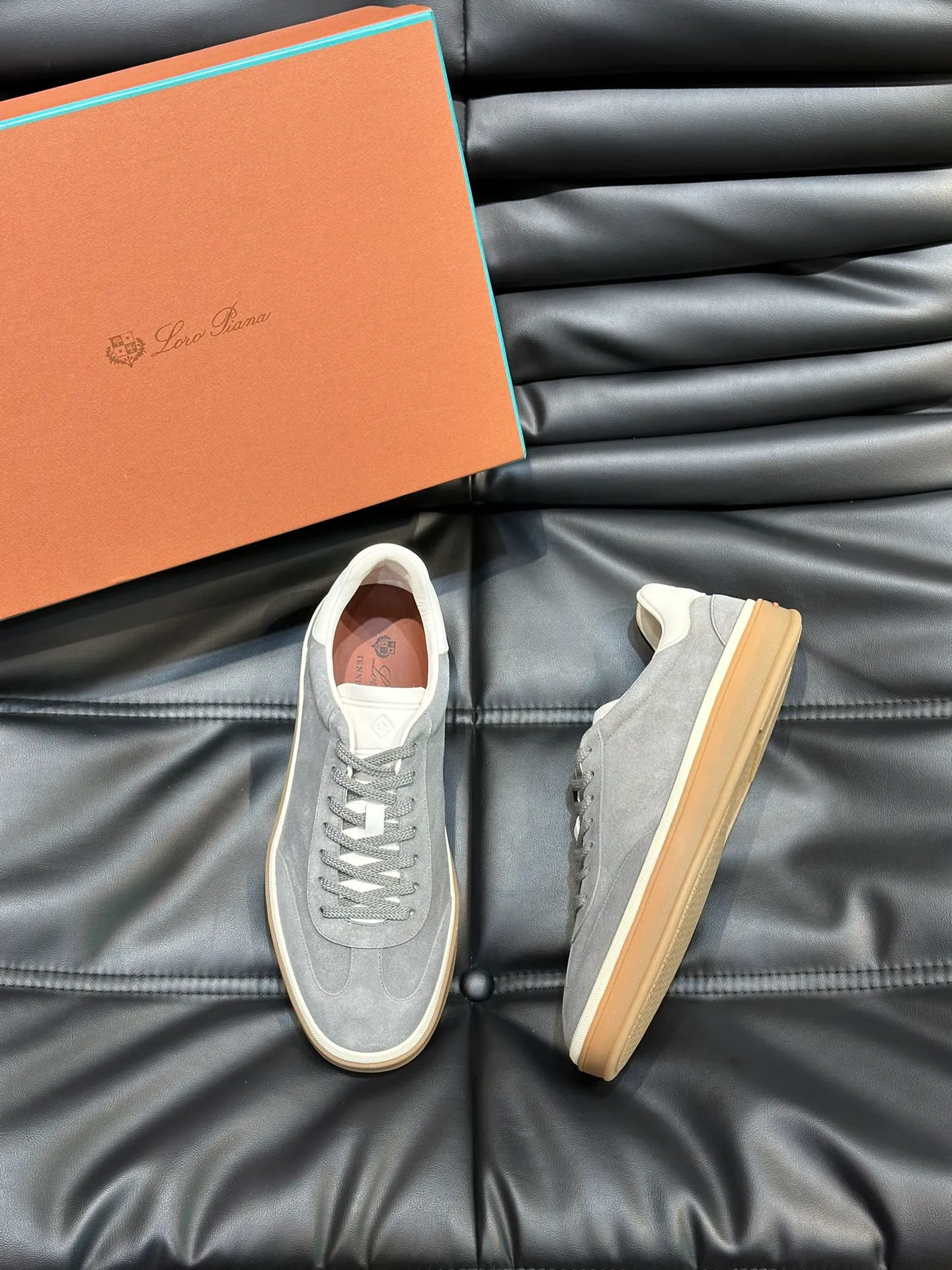 p420 Men's Shoes New 🆕Lp Old Money Style Men's Low-top Casual Tennis Shoes Loro Piana's high-end series has launched sports shoe styles made of soft cowhide. The breathable properties and flexible texture of natural materials make the sneakers both functional and comfortable. The high-quality metal-free tanning and tumble process highlights the natural texture of the leather, while the camel-colored sole and white rubber trim create a double-layer sole effect, making it an everyday shoe that can easily create a lazy and casual style! Size: 39-44 (45, 46 customized